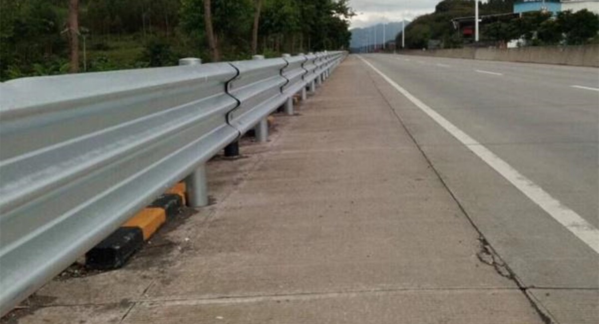 孝感波形护栏—分类、用处、表表处置、特点