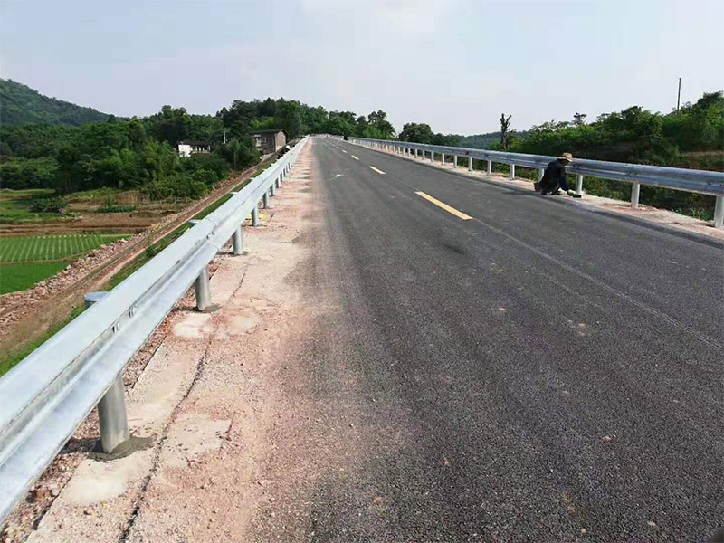 孝感波形护栏板的装置当苦衷项