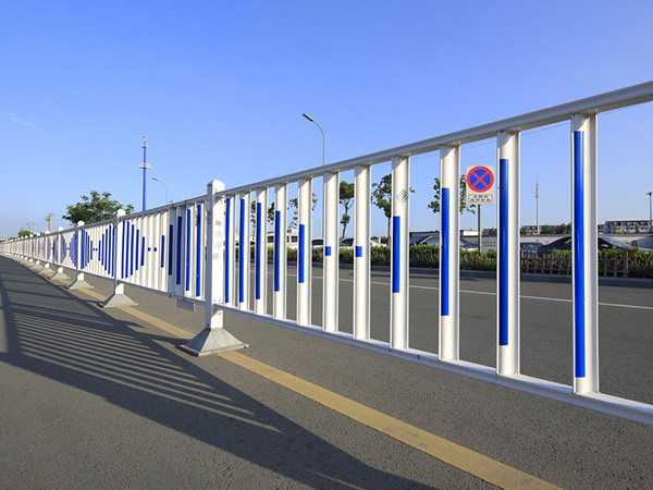 可移动市政防眩光护栏的作用和特点？